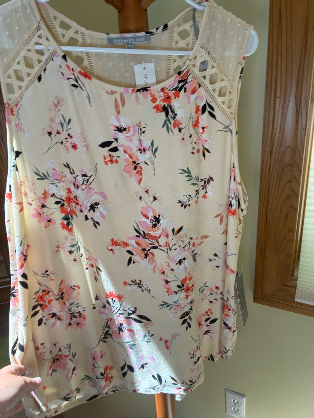 Daniel Rainn Cream Floral Lace Crochet Tank - Picture 2 of 5